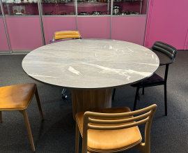 Vipp 494 cabin ronde eetkamertafel van Vipp