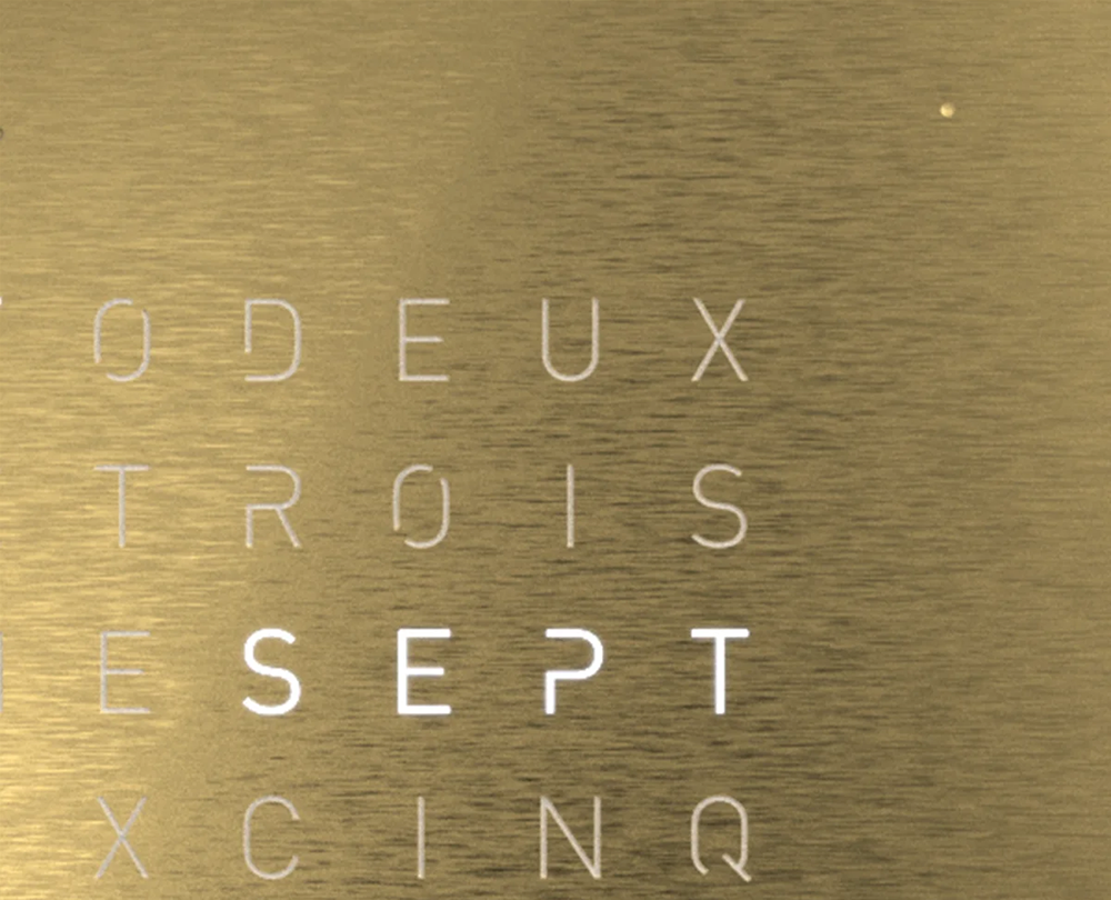 Qlocktwo Touch Pure Golden Legend - 4