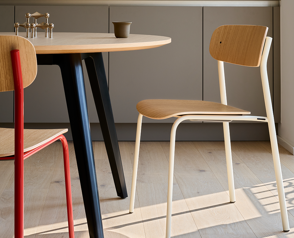 Thonet S 243 stoel met gevormde zitting - 18