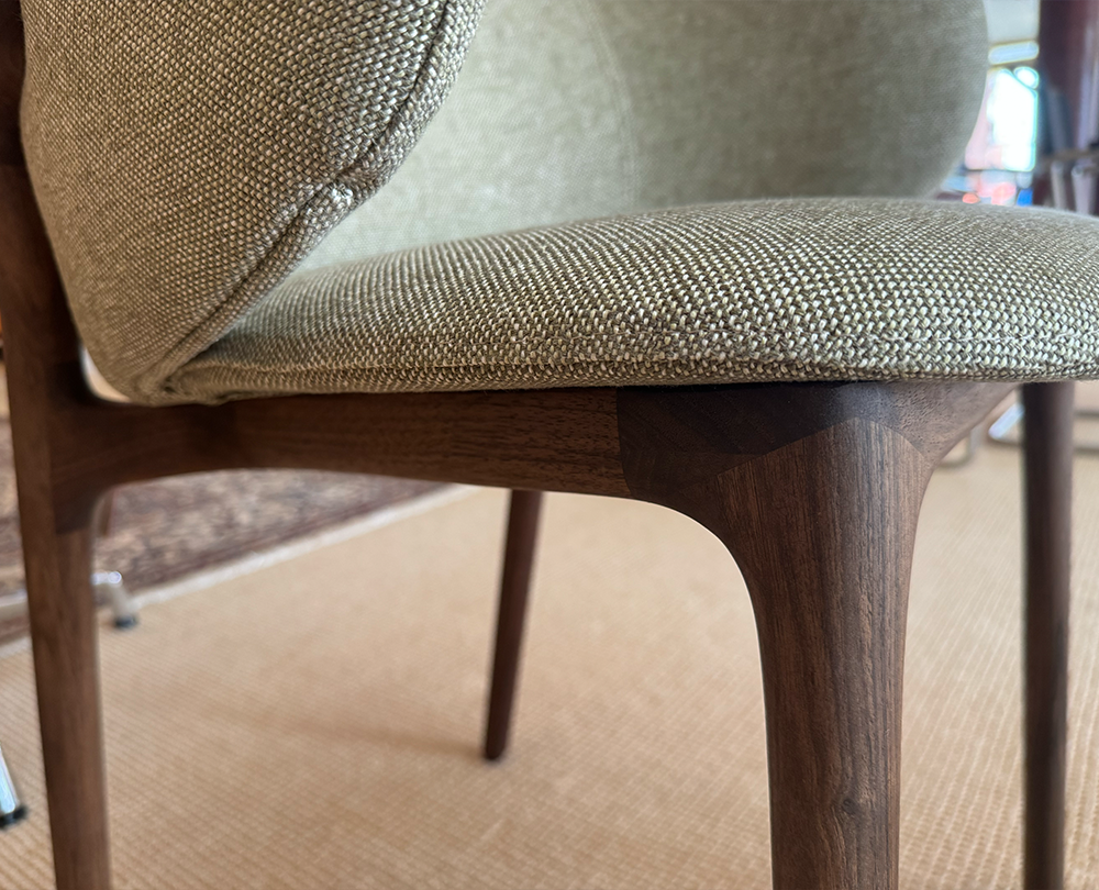 Artisan Mela Europese walnoot met Kvadrat Clay stoel - 5