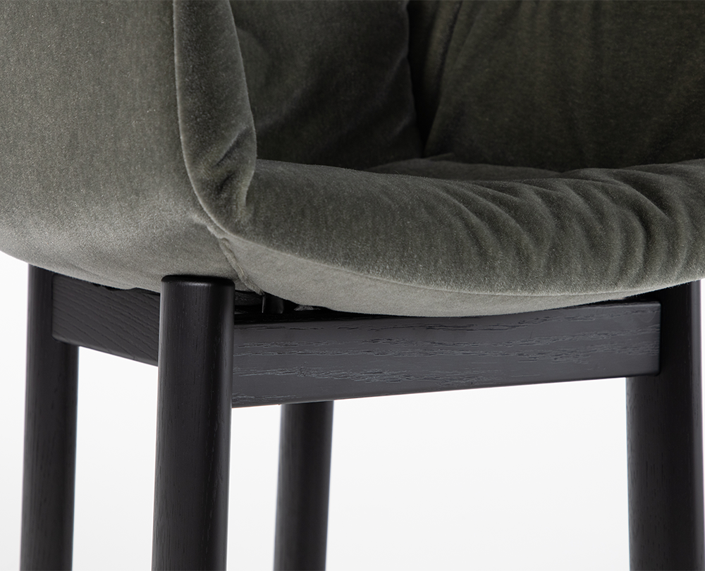 Freifrau Leya armleunstoel hoog houten frame - 7