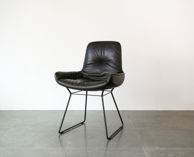 Freifrau Leya armchair low met draadonderstel 1.1