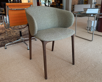 Artisan Mela Europese walnoot met Kvadrat Clay stoel