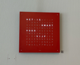 Qlocktwo Earth 45 poeder coated Red Pepper van 